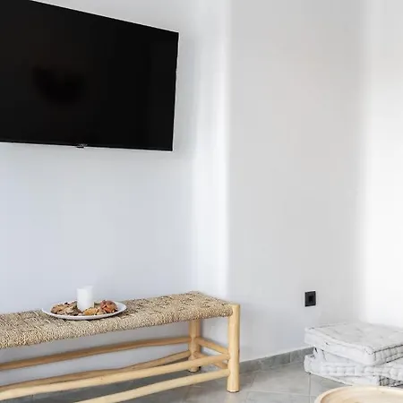 Ivi Mykonean * Ornos (Mykonos)